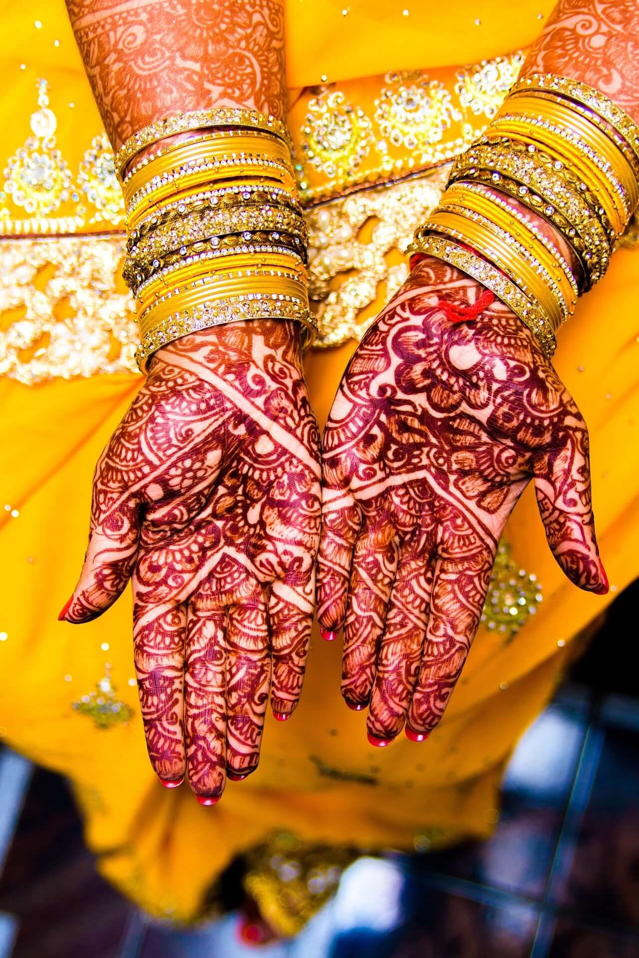 Indische Frau mit Goldschmuck und Hena.